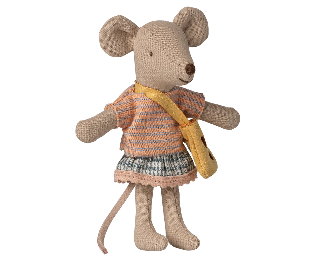 Maileg petite soeur avec son sac bandoulière