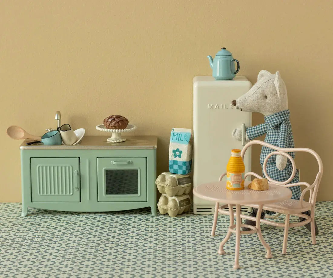 Maileg bébé souris miniature dans cuisine de poupée pastel avec frigo MAILEG et table rose