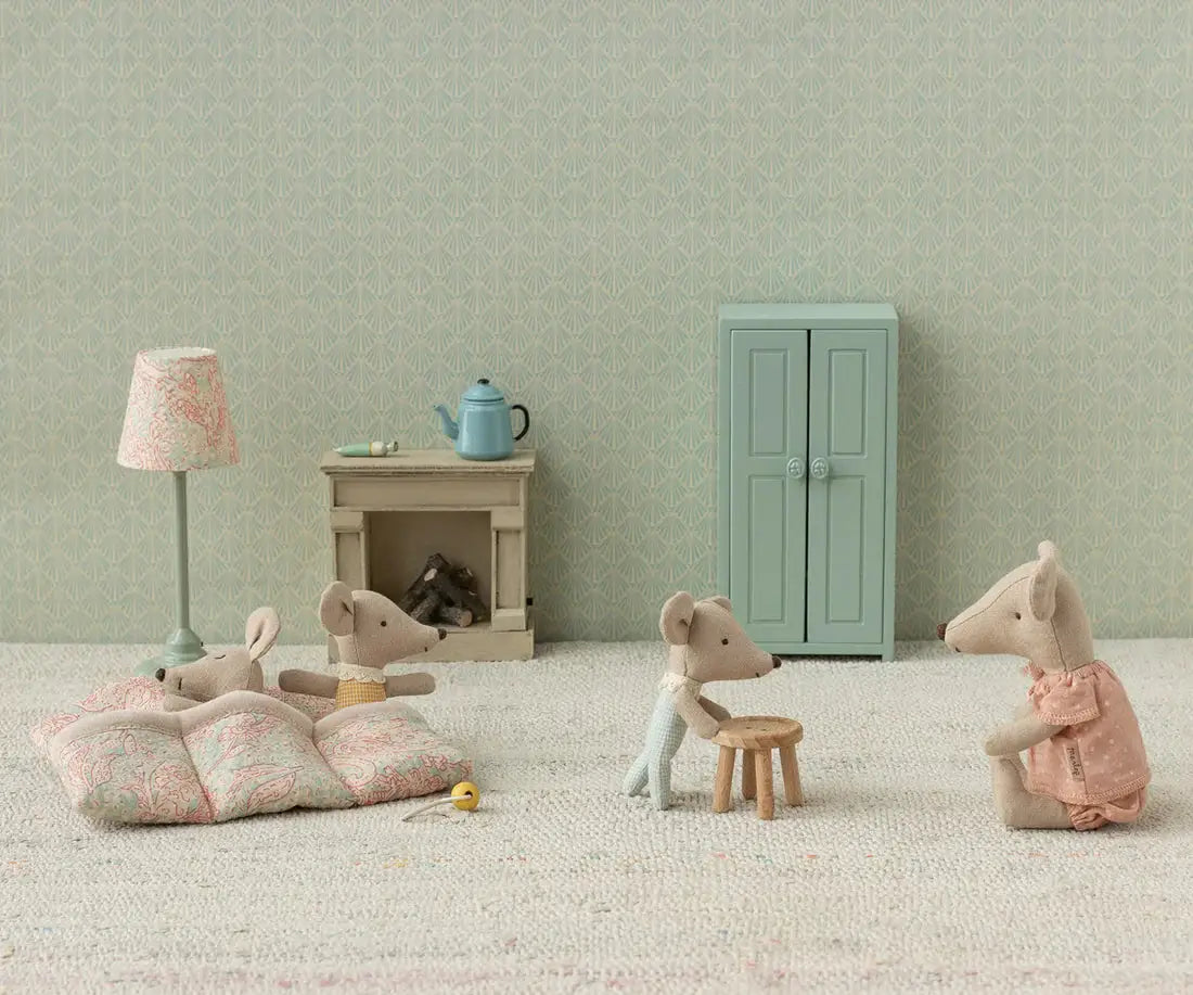Maileg petite sœur poupée en tissu pastel; ensemble de 4 souris dans une chambre miniature
