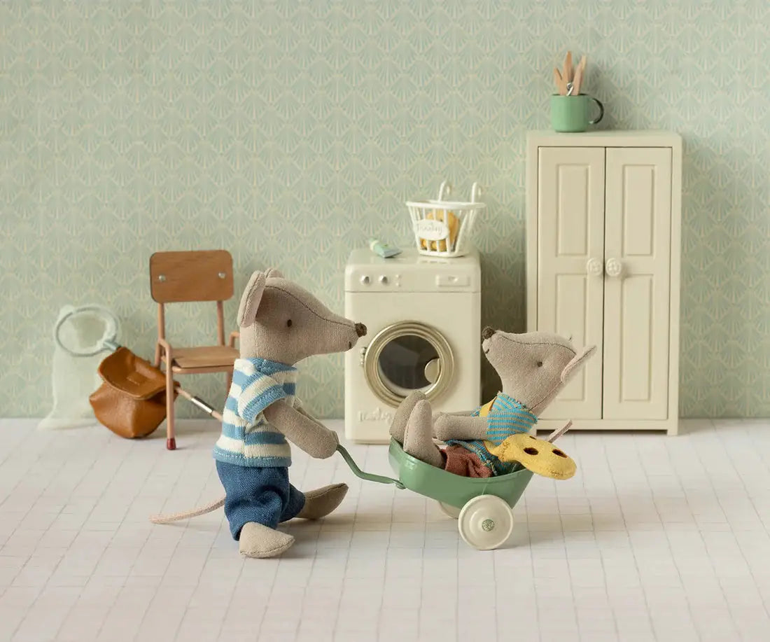 Maileg petit frère avec sac bandoulière, souris grises Citron Grenadine — 2 mini souris près d'un lave-linge