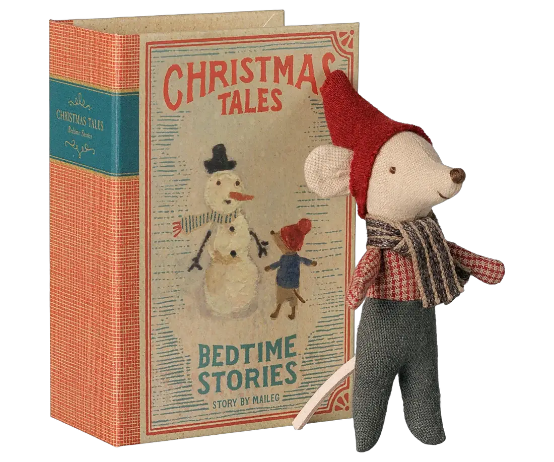 MAILEG bébé souris de Noël dans un livre, poupée Citron Grenadine, bonnet rouge près d'un livre de Noël