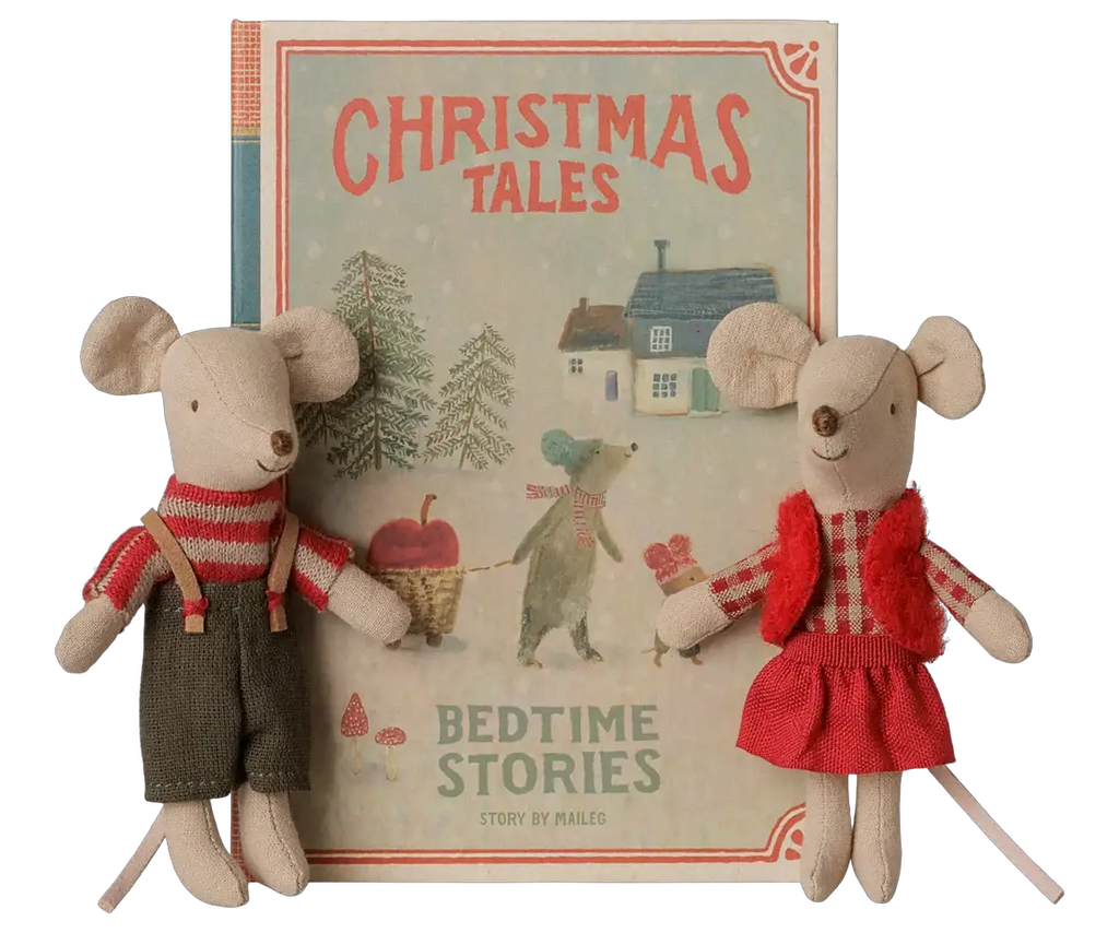 MAILEG jumeaux souris de Noël en tissu beige devant un livre illustré Christmas Tales