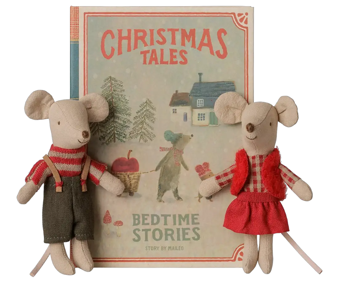 MAILEG jumeaux souris de Noël en tissu beige devant un livre illustré Christmas Tales