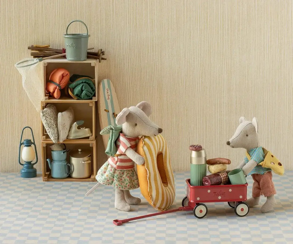 MAILEG wagon rouge dollhouse accessory by Citron Grenadine, two mice included