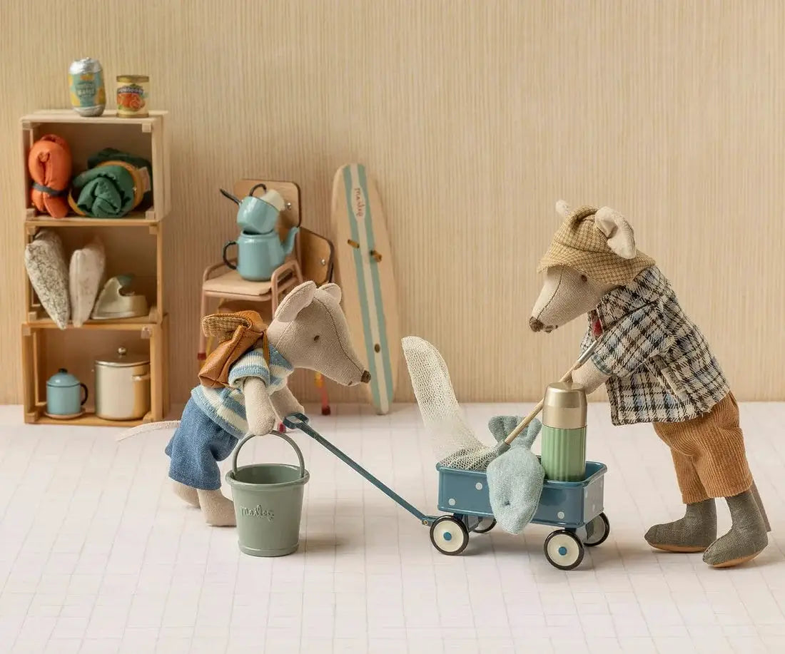 Chariot bleu Maileg pour maison de poupées, avec 2 personnages en tissu et accessoires