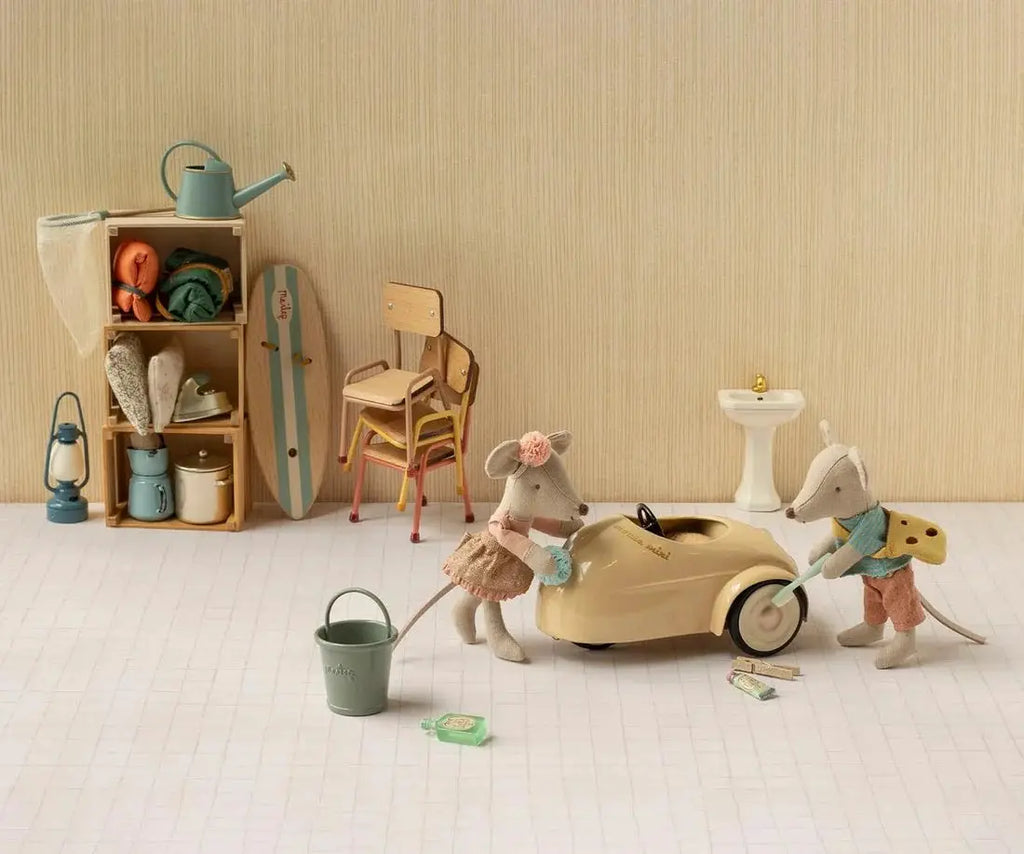 Maileg conducteur / petite soeur, Citron Grenadine; two mice push a yellow pedal car in a miniature playroom