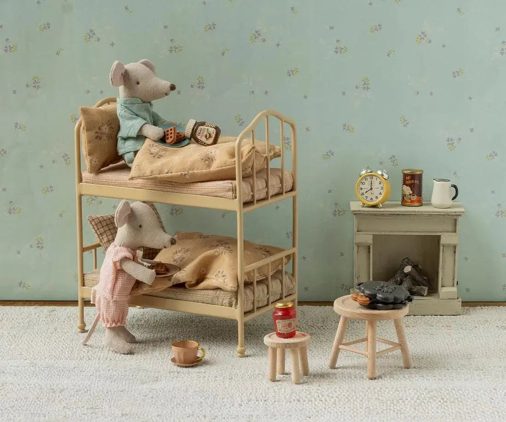 MAILEG set gauffres, accessoires de maison de poupées Citron Grenadine; deux souris en peluche près d'un lit beige avec gaufres miniatures