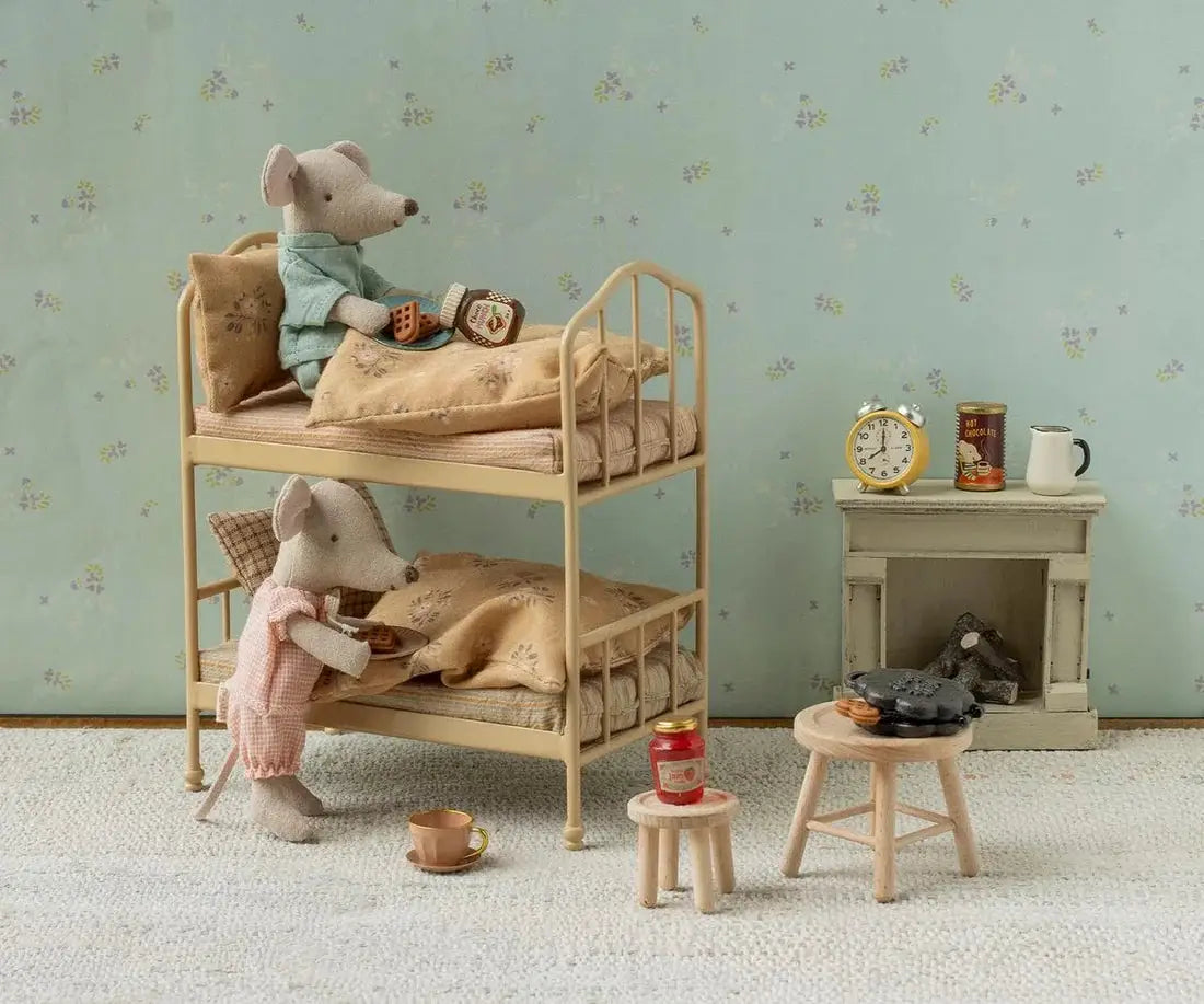 MAILEG set gauffres, accessoires de maison de poupées Citron Grenadine; deux souris en peluche près d'un lit beige avec gaufres miniatures