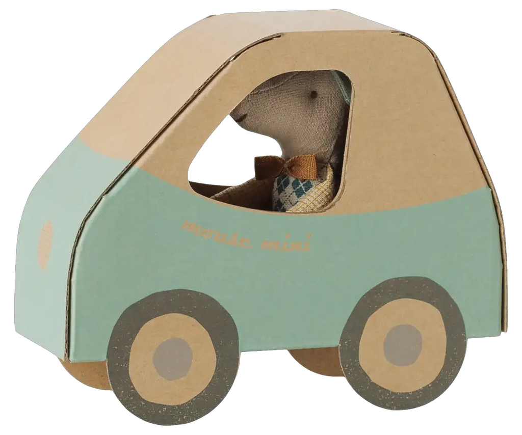 Poupée Maileg conducteur / petit frère dans voiture en carton, couleur bleu-vert et kraft, Citron Grenadine