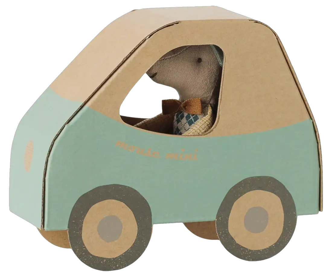 Poupée Maileg conducteur / petit frère dans voiture en carton, couleur bleu-vert et kraft, Citron Grenadine