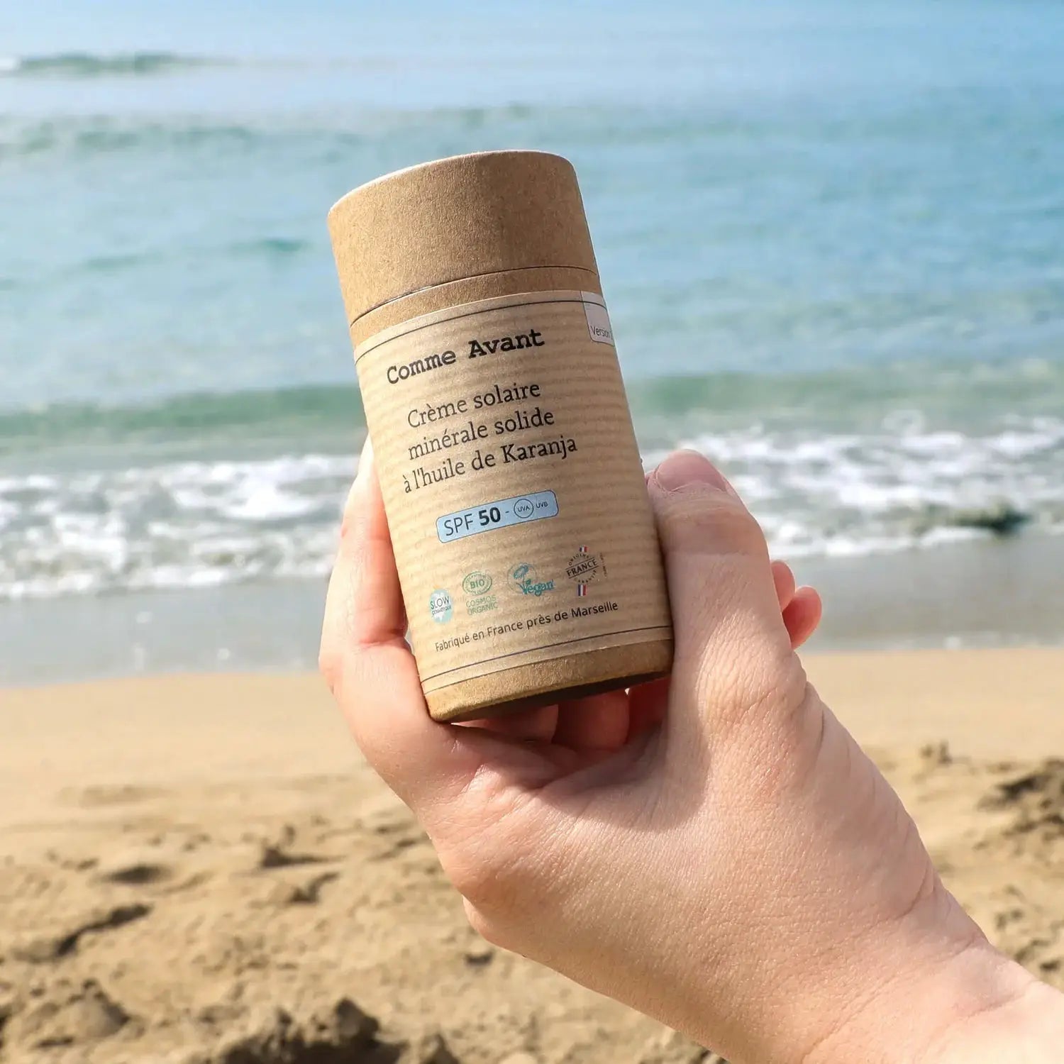 Comme Avant crème solaire minérale solide SPF50 à l'huile de karanja, emballage carton brun.