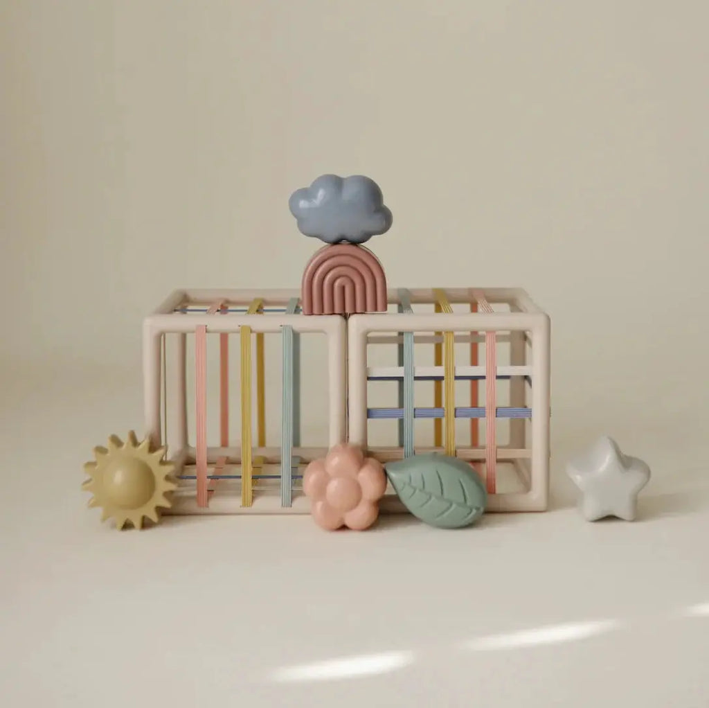 MUSHIE boite à formes et élastiques – cadre beige avec élastiques multicolores et accessoires pastel