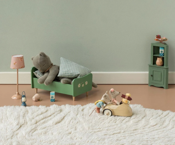 Voiture en métal Maileg wheat pour maison de poupées, décor avec canapé vert et peluche