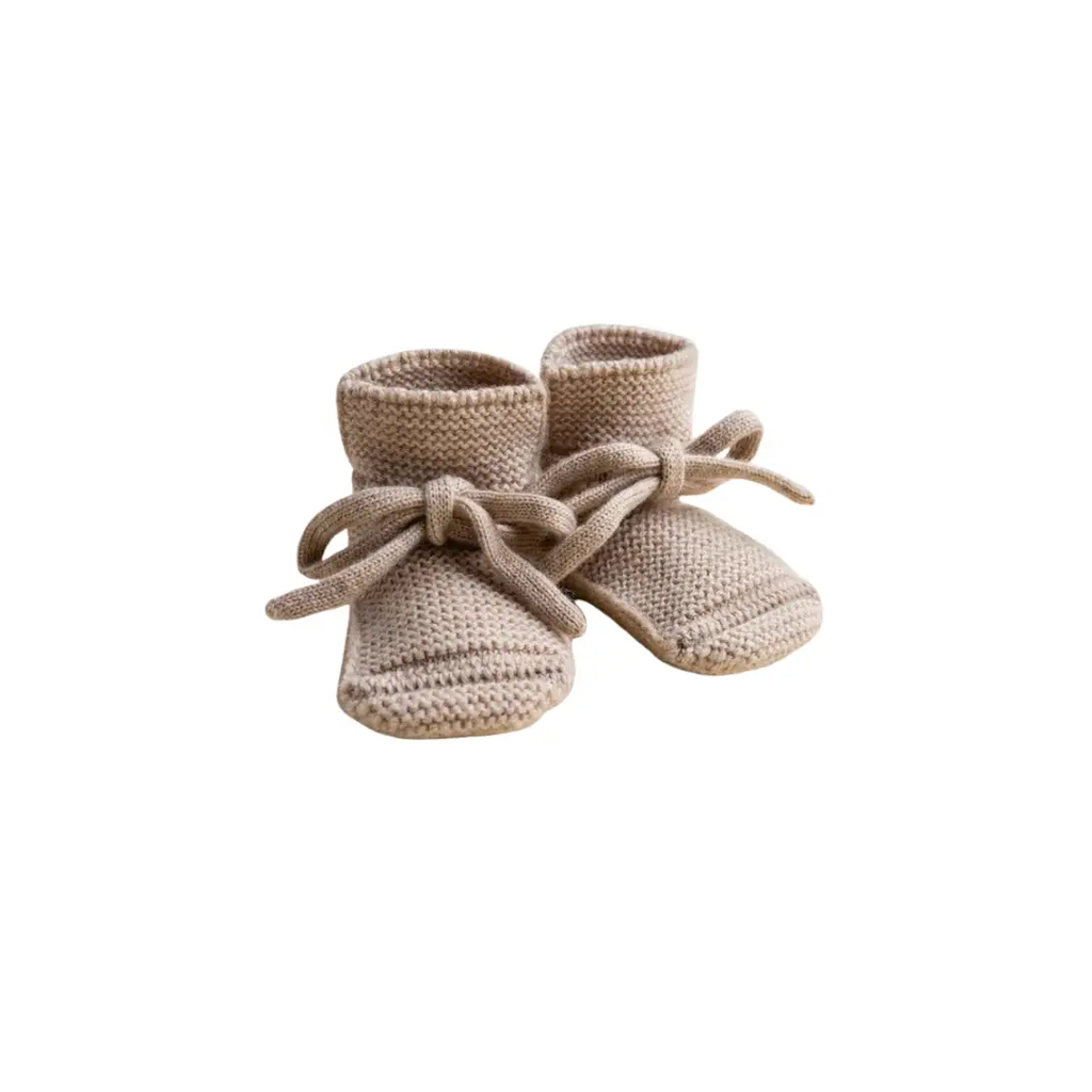 HVID knitted baby booties in sand color by Citron Grenadine – First Steps & Crawlers