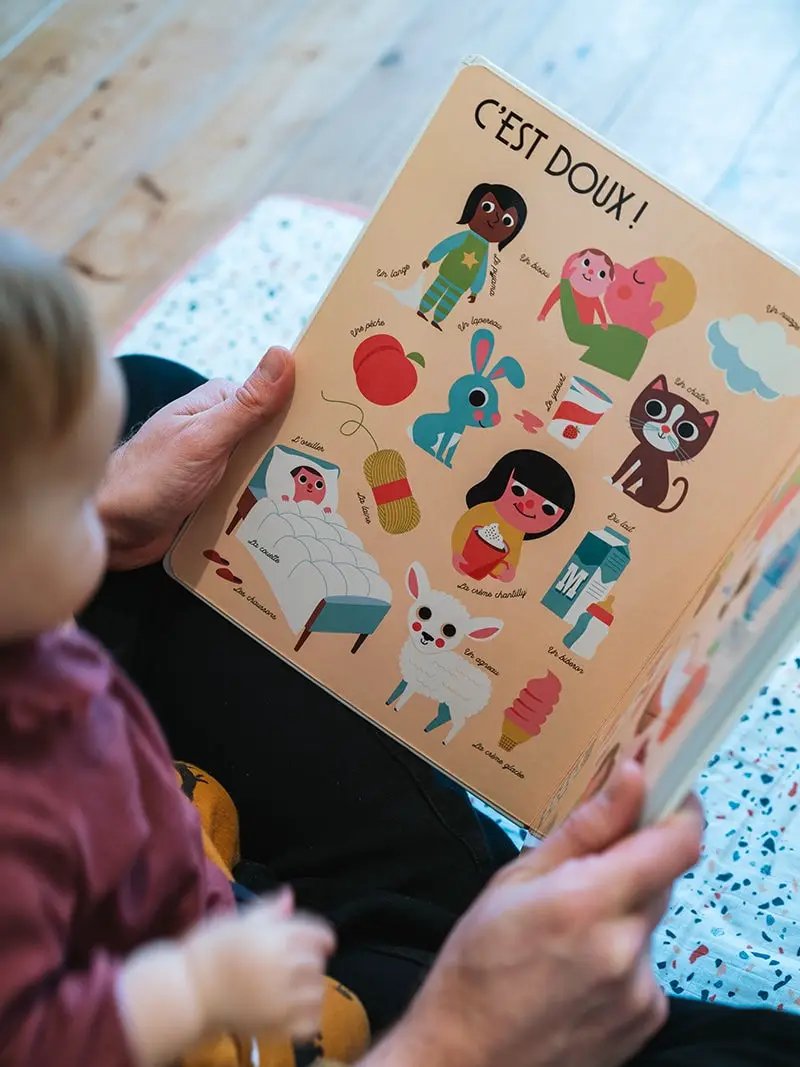 Livre imprimé Marcel et Joachim encyclopetit par Citron Grenadine; pages illustrées colorées, enfant lisant.