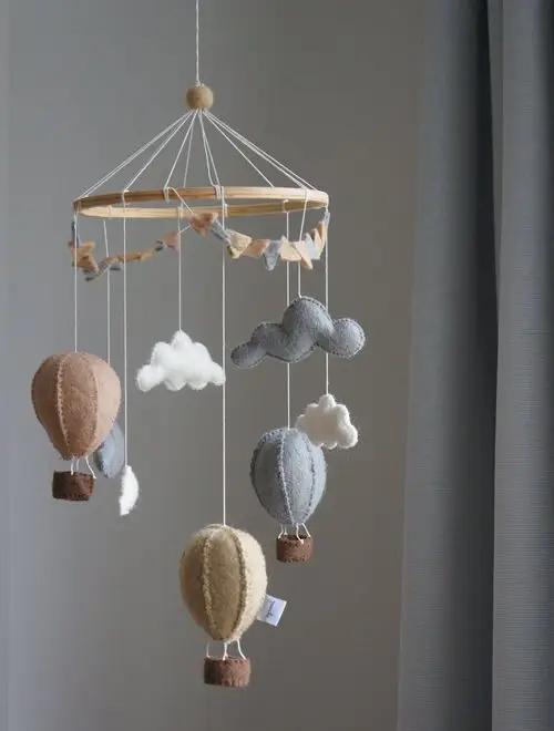 GAMCHA crib mobile montgolfières by Citron Grenadine; three neutral felt balloons and clouds