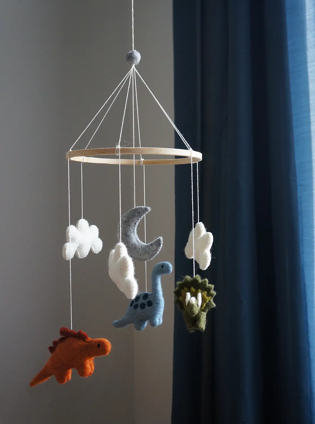 GAMCHA mobile dinosaures pour berceau par Citron Grenadine, plusieurs dinosaures en feutrine bleu et orange avec nuages