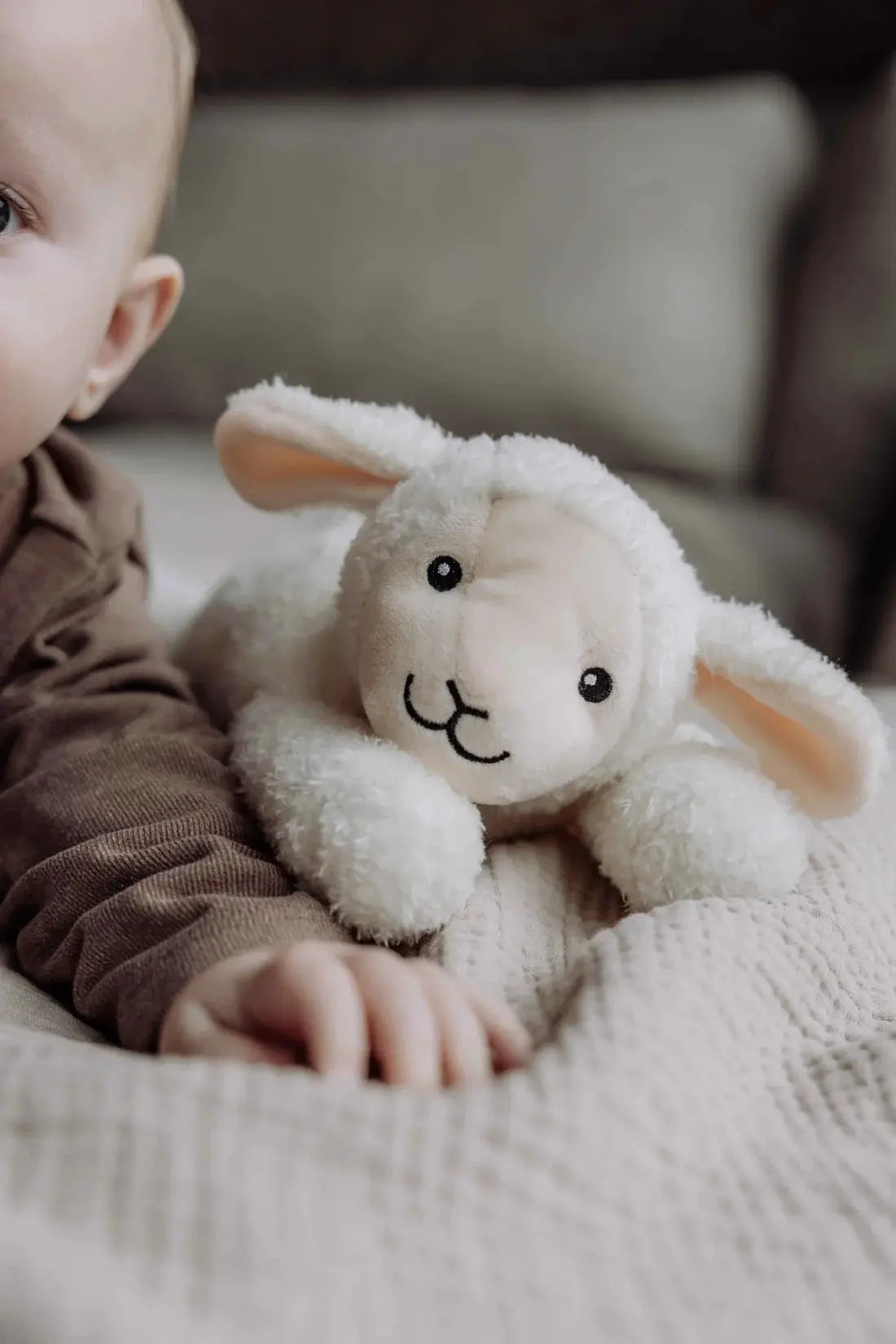 FLOW AMSTERDAM Rosie doudou musical et bruit blanc, peluche mouton blanche par Citron Grenadine