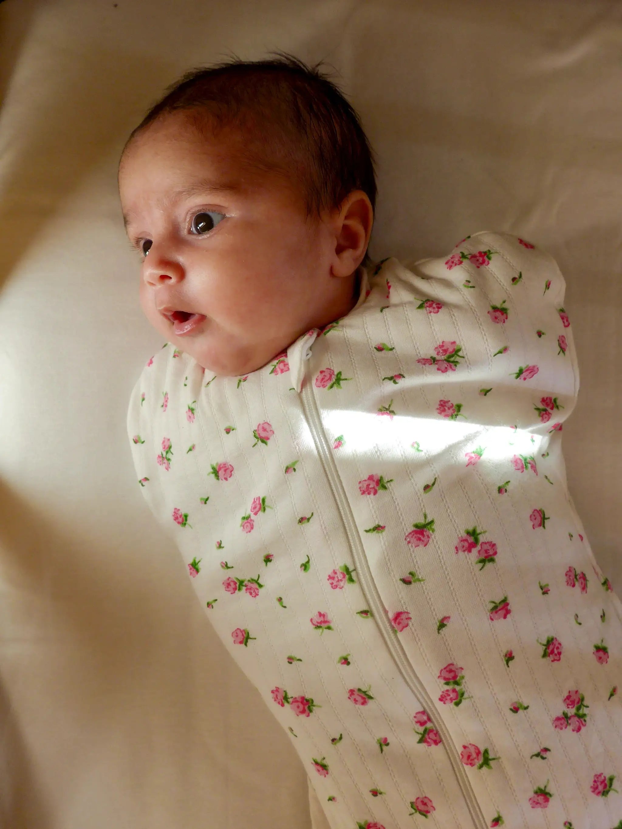 Swaddling blanket Tante Reine emmailloteuse Bloom by Citron Grenadine, white fabric with pink rose print