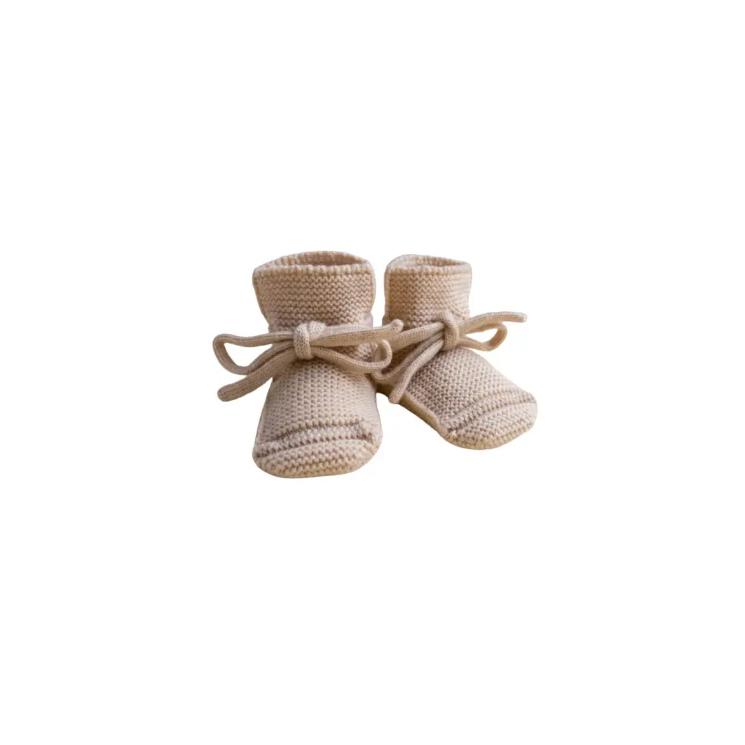 HVID chaussons booties in oat, knitted baby booties with laces