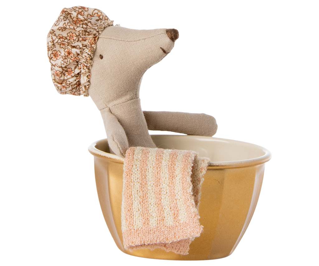 Maileg souris dans son bain beige fabric mouse in a gold ceramic tub with pink towel, Citron Grenadine dollhouse playset