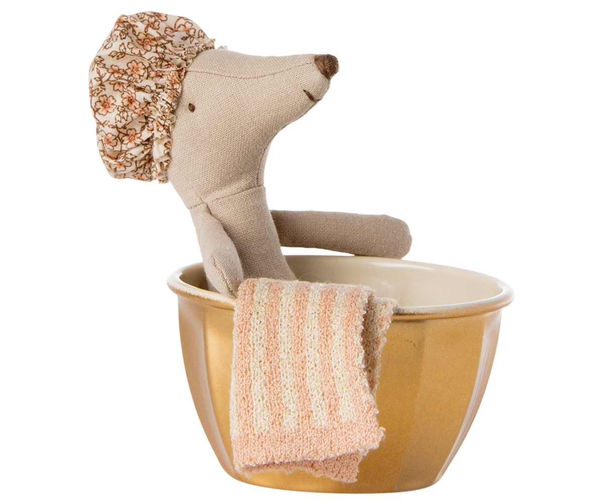Maileg souris dans son bain beige fabric mouse in a gold ceramic tub with pink towel, Citron Grenadine dollhouse playset