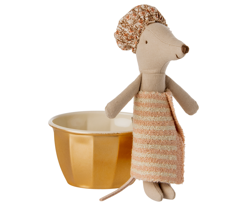 Maileg souris dans son bain - beige fabric mouse with peach striped towel standing by a gold bath tub, Citron Grenadine