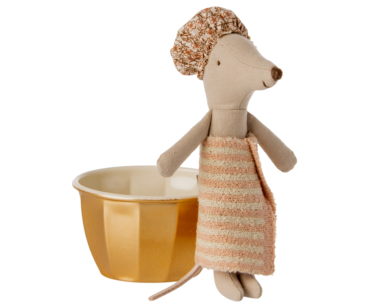 Maileg souris dans son bain - beige fabric mouse with peach striped towel standing by a gold bath tub, Citron Grenadine