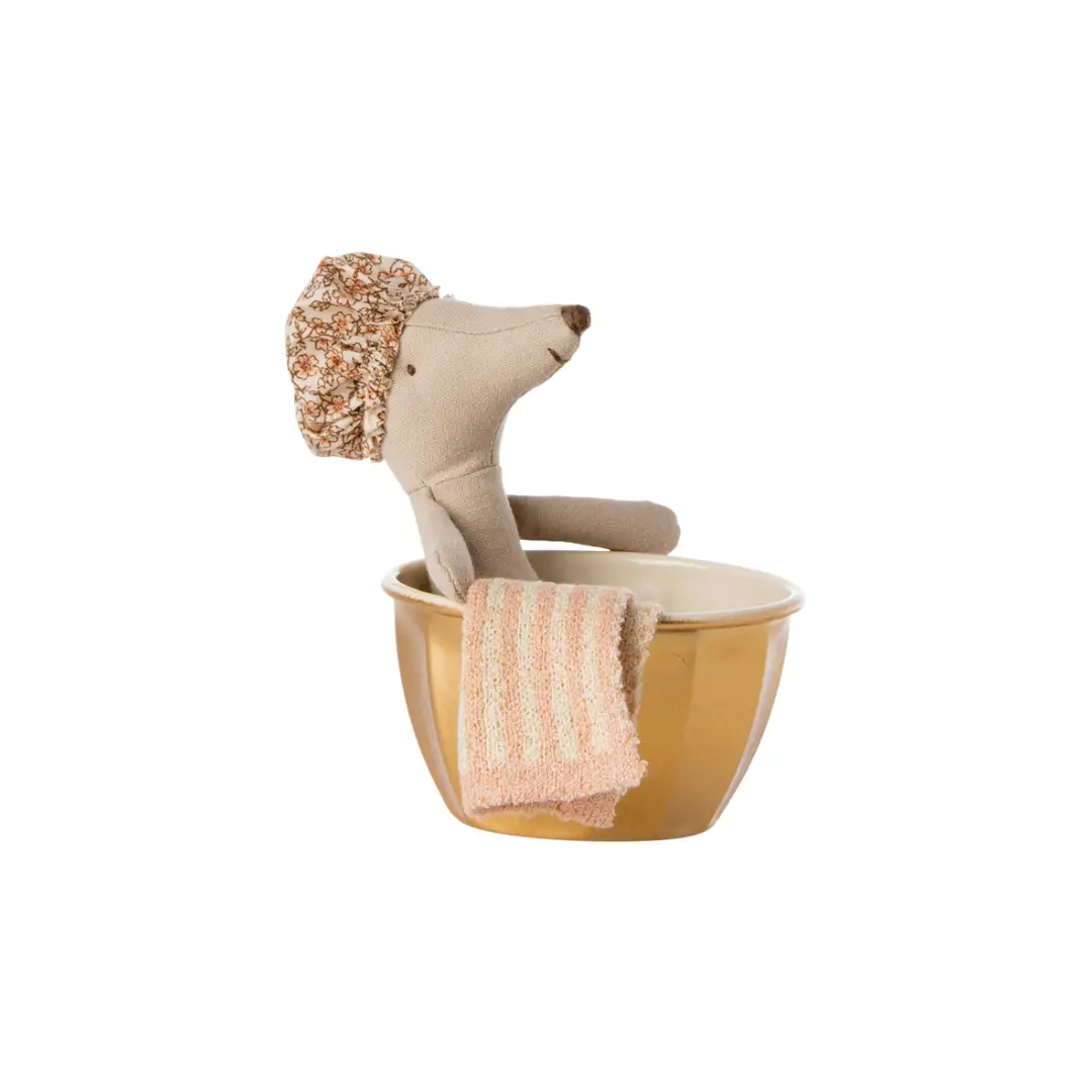 Maileg souris dans son bain: peluche beige dans bol jaune avec serviette rose et bonnet floral