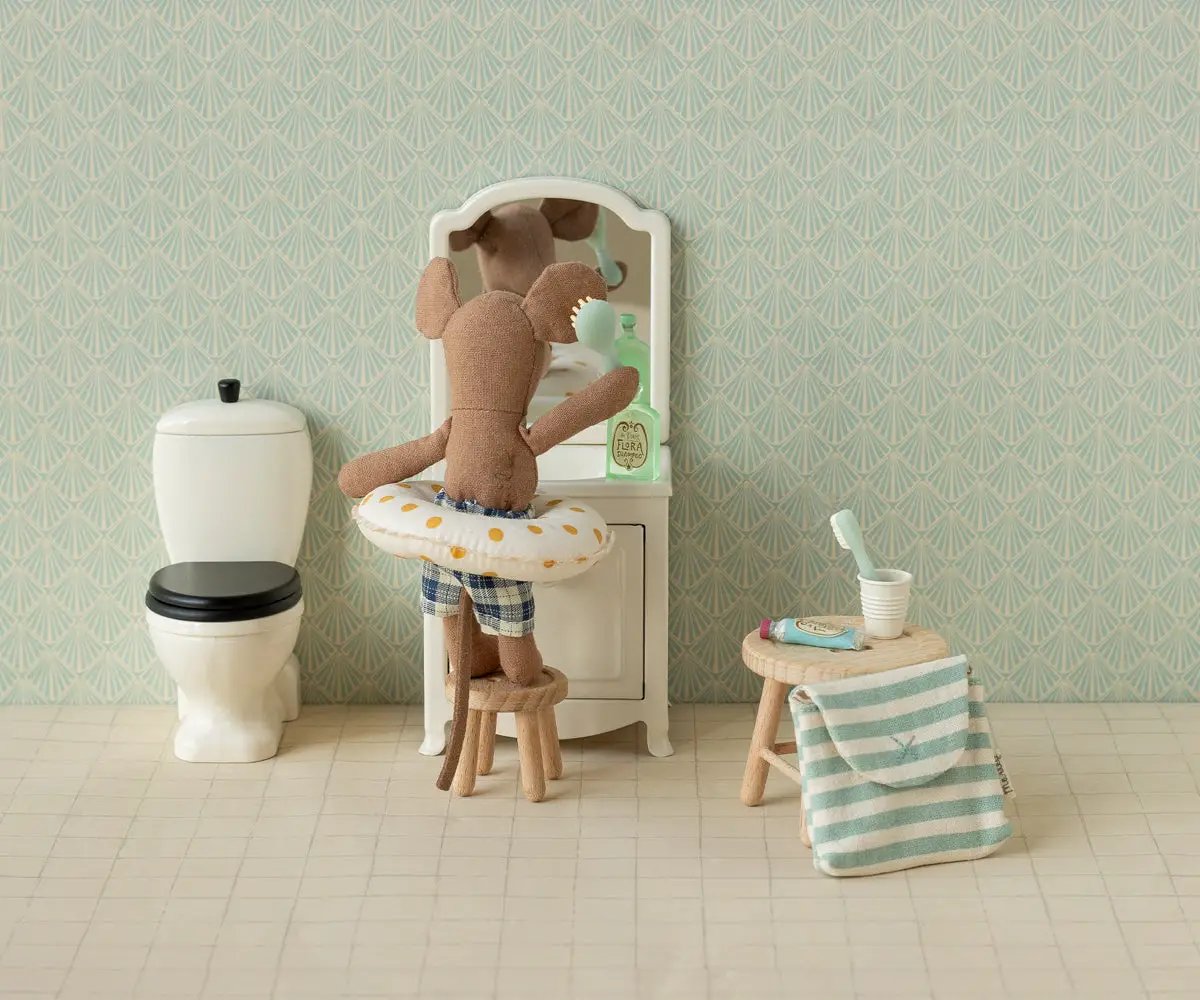 Souris de plage avec bouée, petit frère — souris brune avec bouée blanche à pois jaunes, dollhouse playset