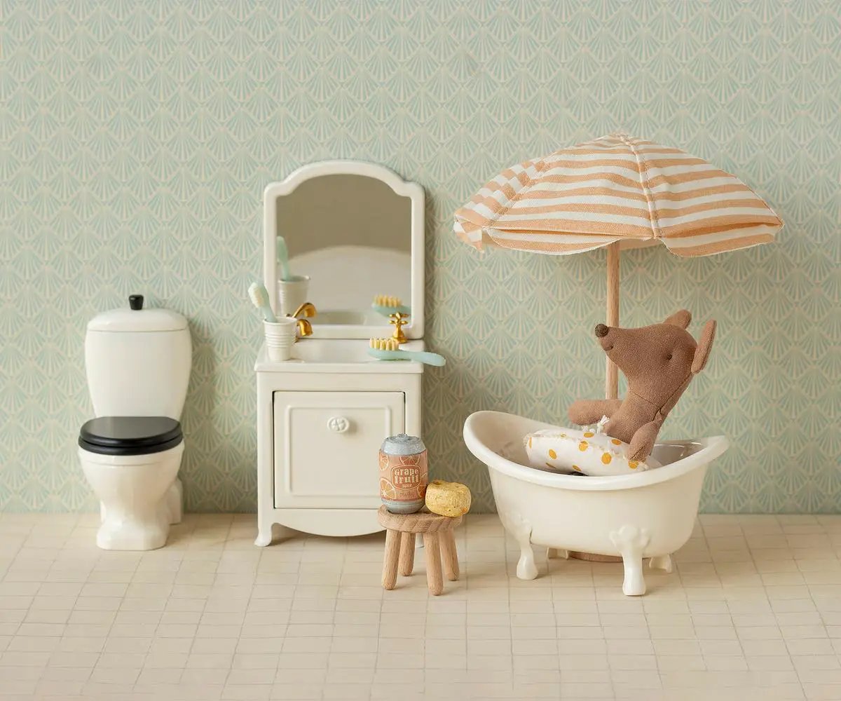 Souris de plage miniature dans une baignoire, parasol rayé et salle de bains de poupée