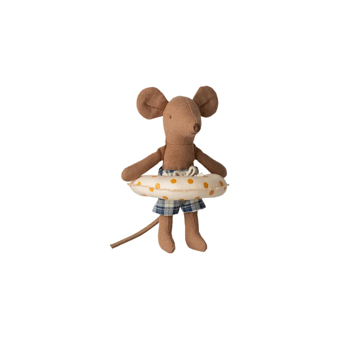 MAILEG Souris de plage avec bouée gonflable à pois jaunes et shorts à carreaux bleus.