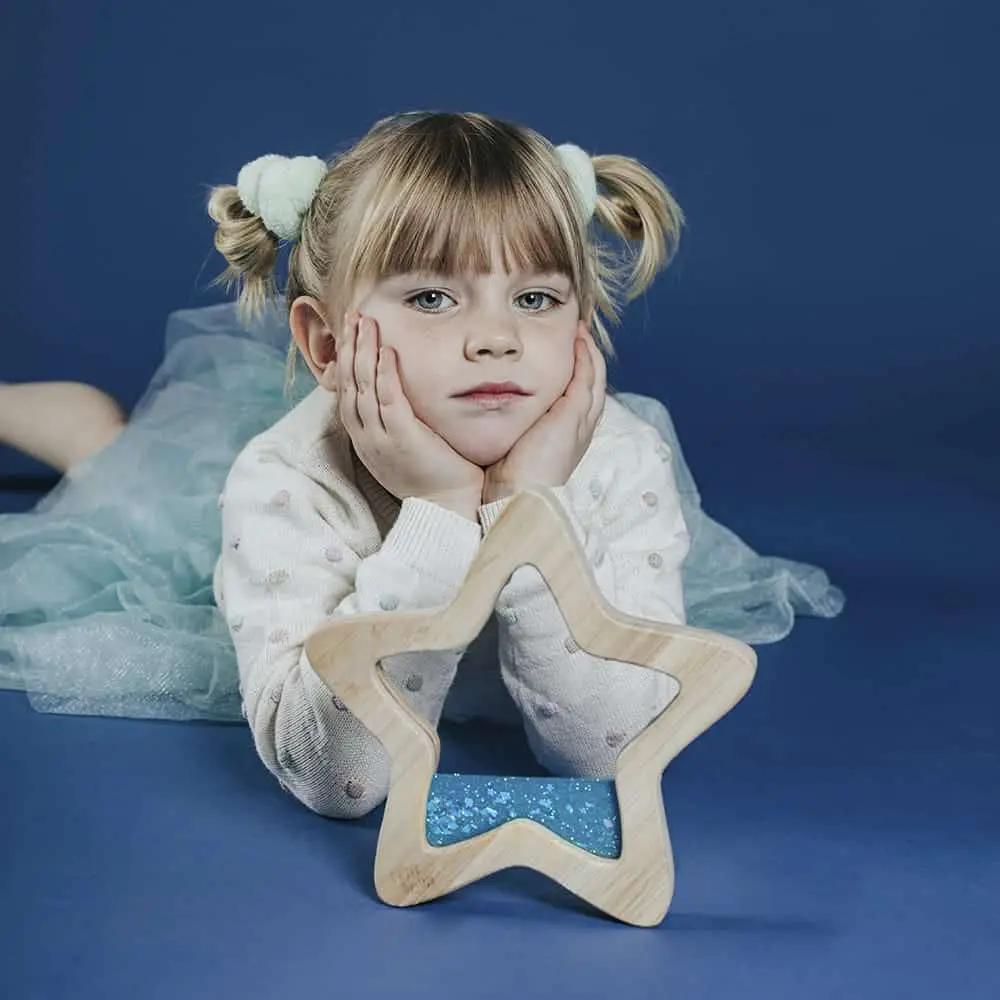 PETIT BOUM étoile sensorielle hochets orionis blue, wooden star rattle with blue glitter interior.