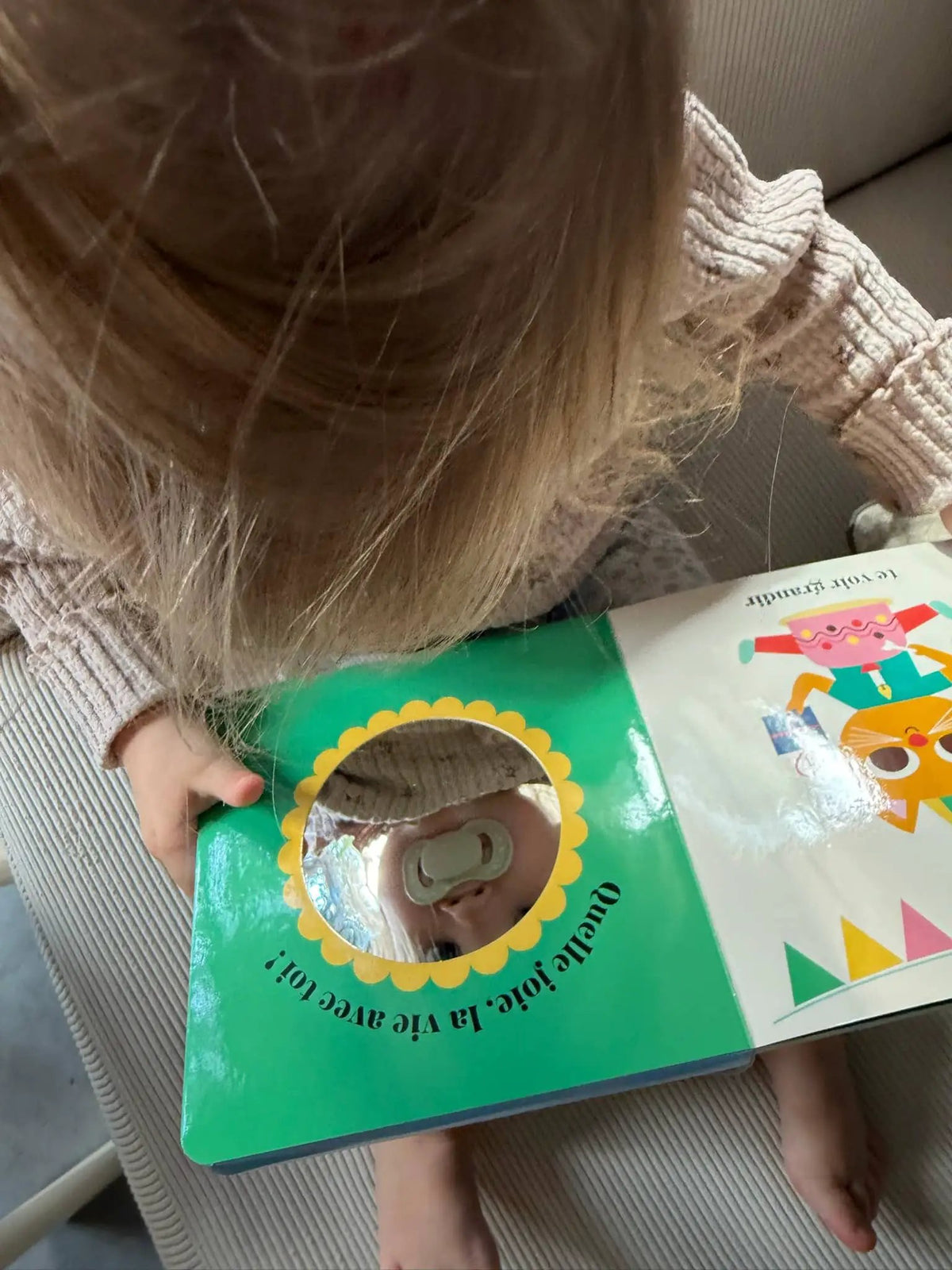 Livre sonore MARCEL ET JOACHIM – couverture verte avec cadre jaune rond, enfant tenant le livre