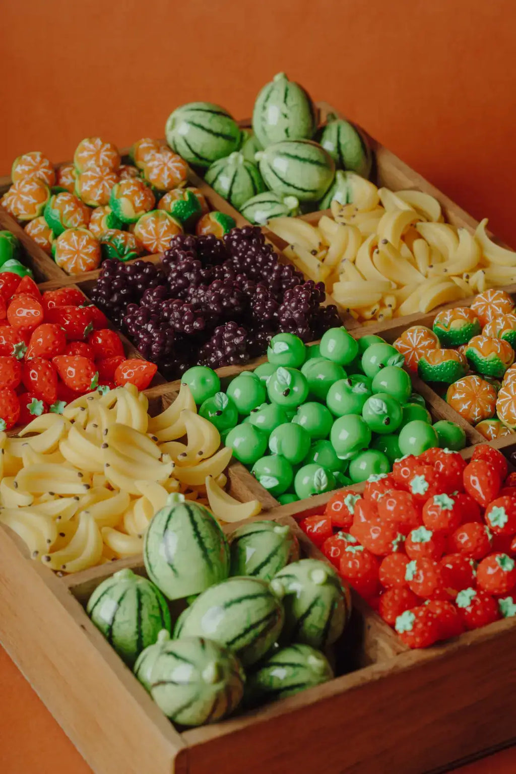 Petit Boum bouteille sensorielle fruits — ensemble de mini fruits colorés pour bébé, jouet d’éveil.