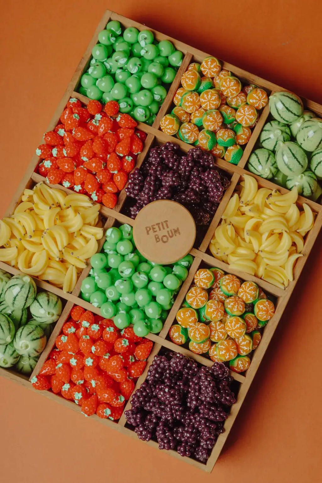 PETIT BOUM bouteille sensorielle fruits, jouet d’éveil bébé en plateau en bois avec mini fruits multicolores