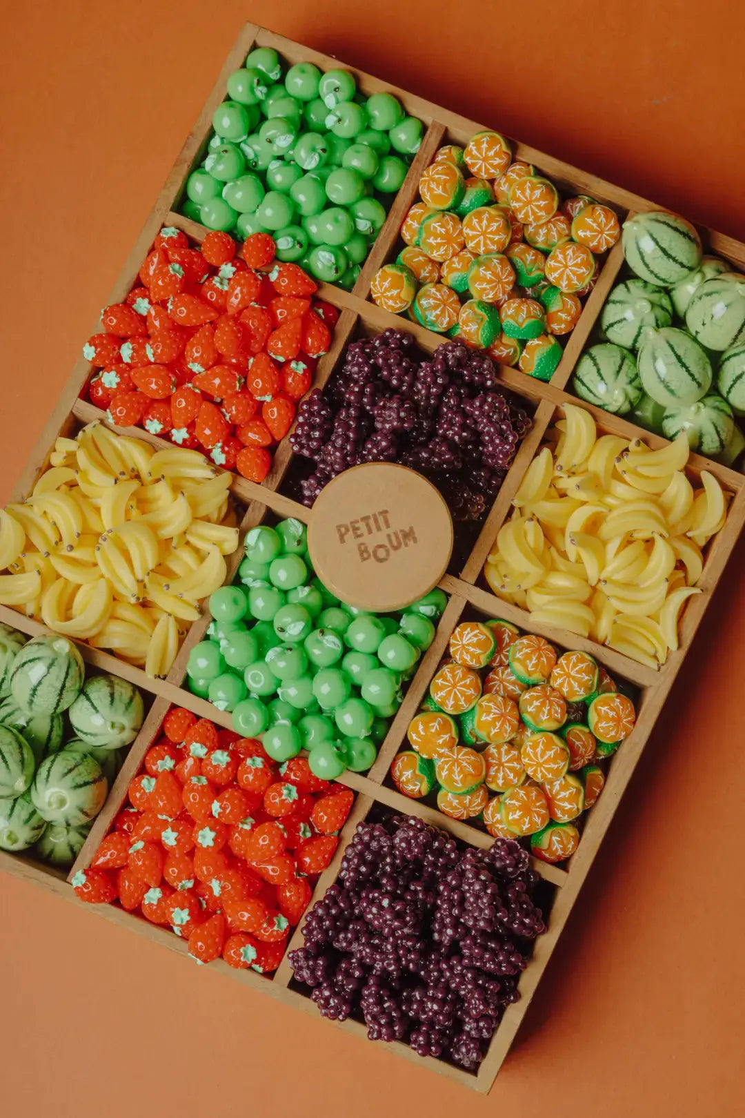 PETIT BOUM bouteille sensorielle fruits, jouet d’éveil bébé en plateau en bois avec mini fruits multicolores
