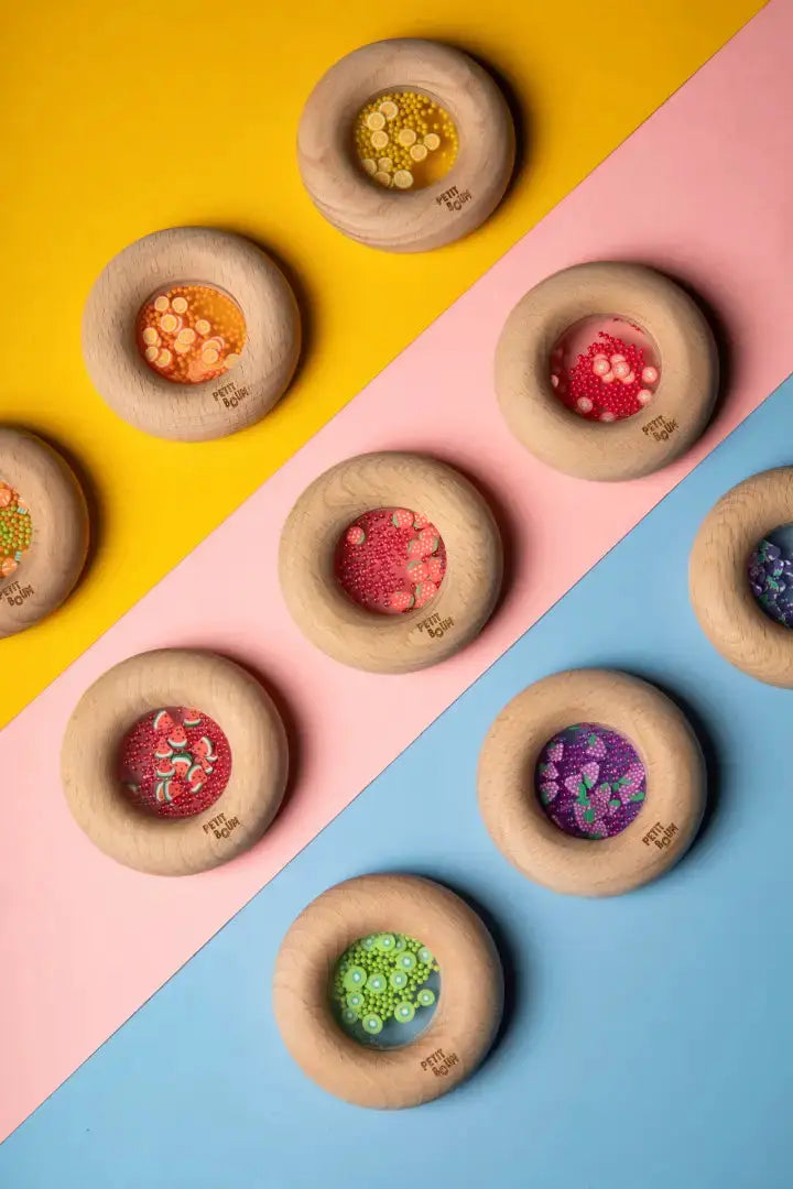 PETIT BOUM donut sensoriel teething toy set of 9, wooden rings with colorful beads