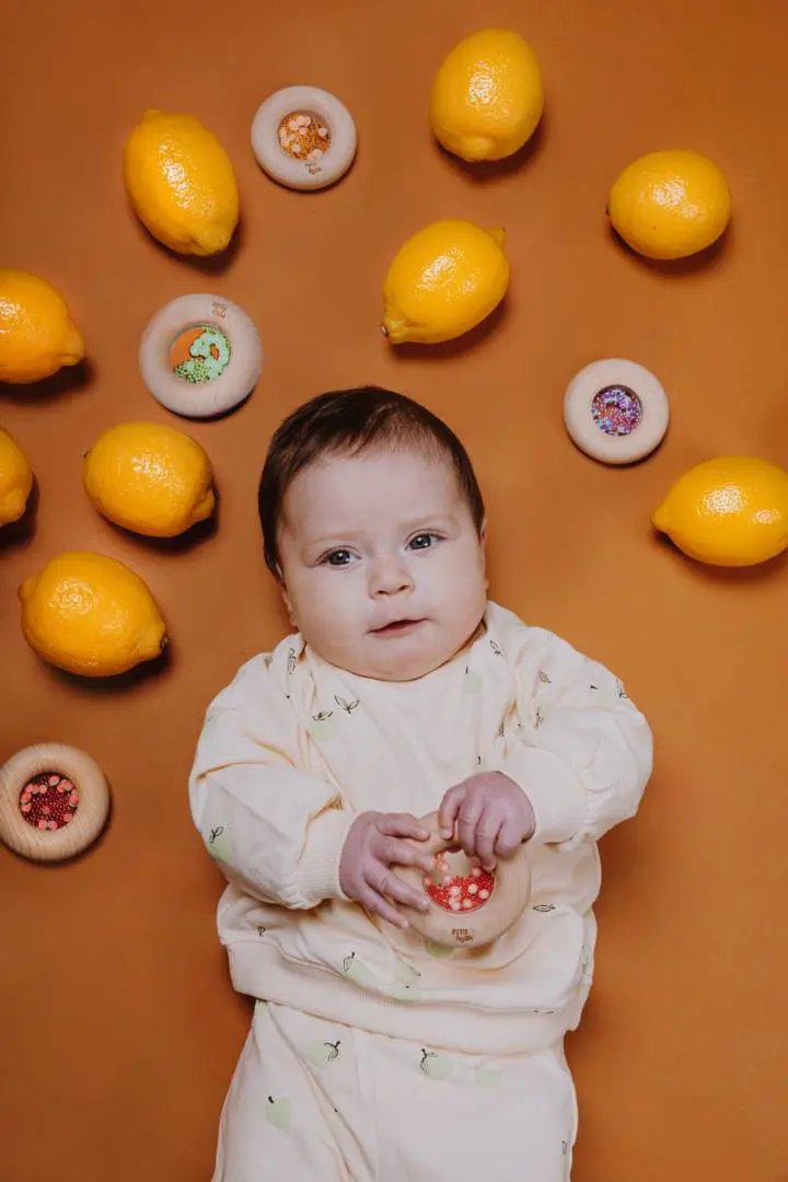 Petit Boum donut sensoriel citron par Citron Grenadine, jouets de dentition; plusieurs citrons autour d’un bébé