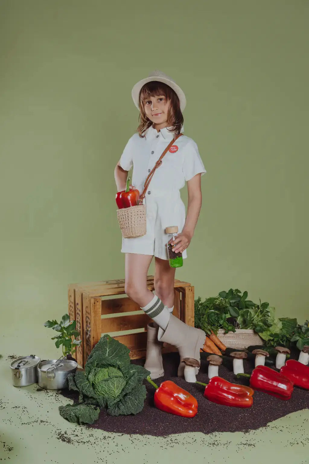 PETIT BOUM bouteille sensorielle pour bébés — learn bottle légumes, Citron Grenadine; enfant en tenue blanche avec chapeau et panier de légumes.
