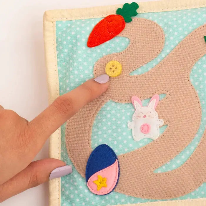 JOLLY DESIGNS livre d'éveil bébé funny bunny, Citron Grenadine; feutrine lapin et carotte sur page turquoise à pois