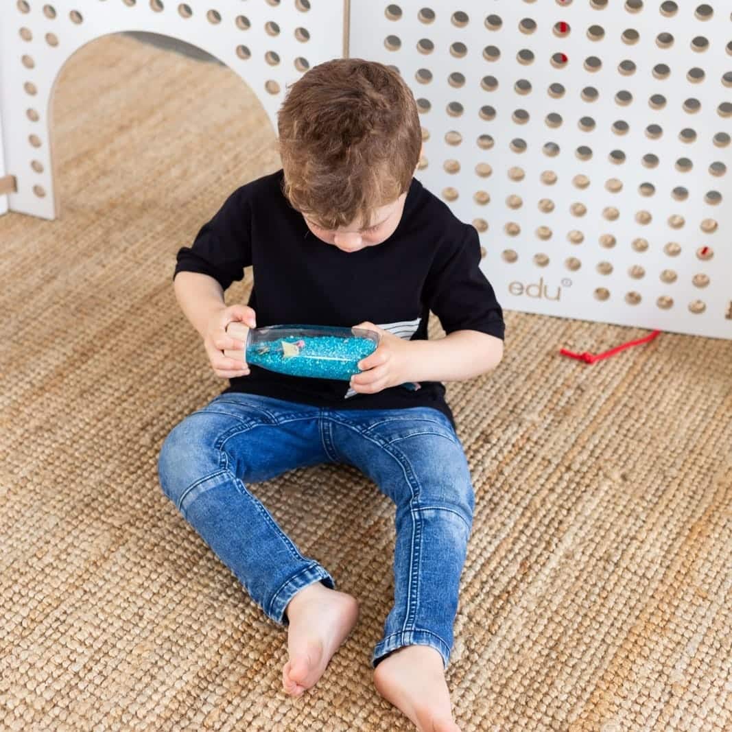 PETIT BOUM bouteille sensorielle bleue avec paillettes – spy bottle mer, jouet d’éveil bébé