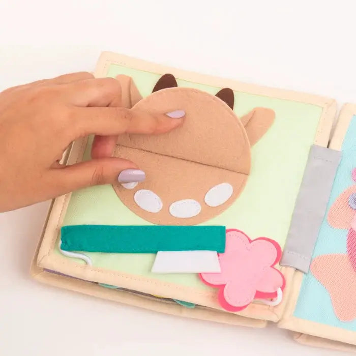 JOLLY DESIGNS livre d'éveil tactile magic bird, feutrine pastel avec fleurs et bande colorée