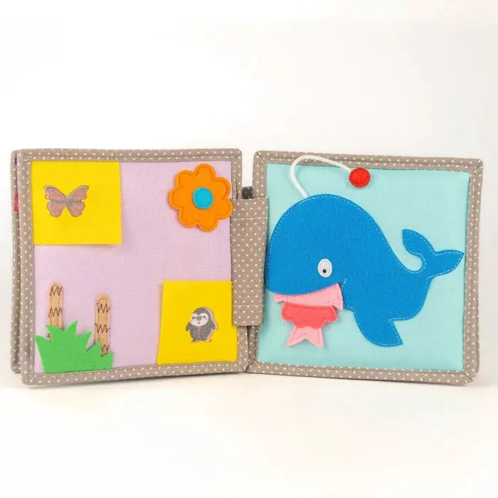 JOLLY DESIGNS livre d’éveil en tissu pour bébé 12m+, baleine bleue en feutrine sur page droite