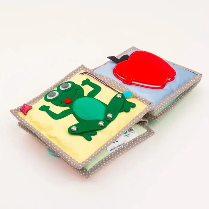 JOLLY DESIGNS livre d'éveil en tissu pour bébé, grenouille appliquée et cœur rouge sur pages douces