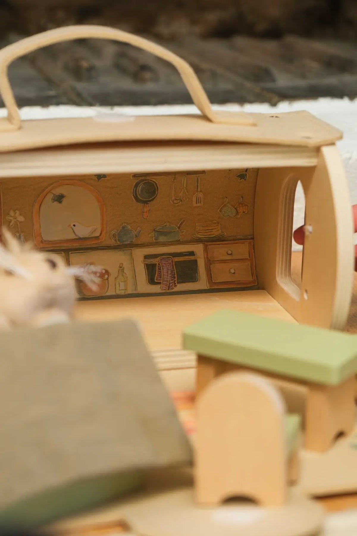Maison de poupées en rondins en bois naturel, 18m+, Citron Grenadine, intérieur décoré d'une cuisine illustrée