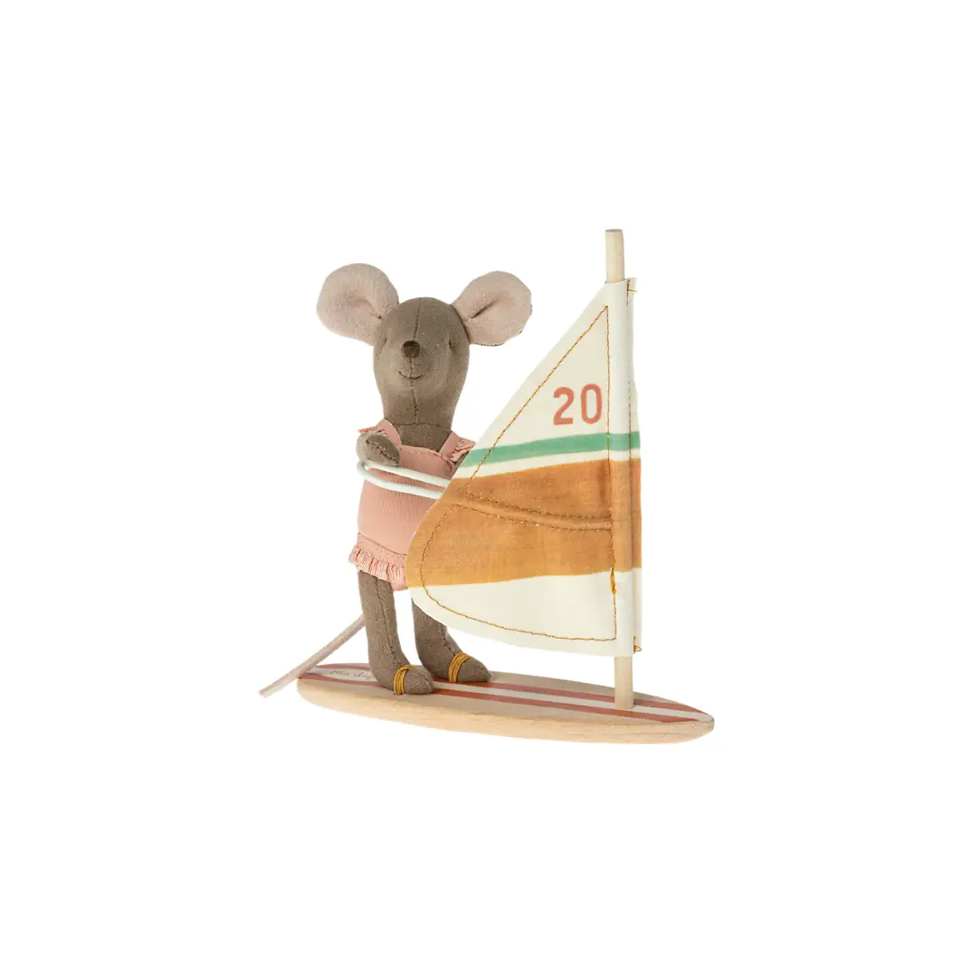 Maileg souris surfeuse, petite sœur, peluche grise sur planche de surf avec voile multicolore