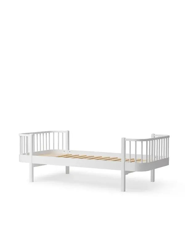 Lit plateforme en bois blanc OLIVER FURNITURE WOOD Original 041402 par Citron Grenadine