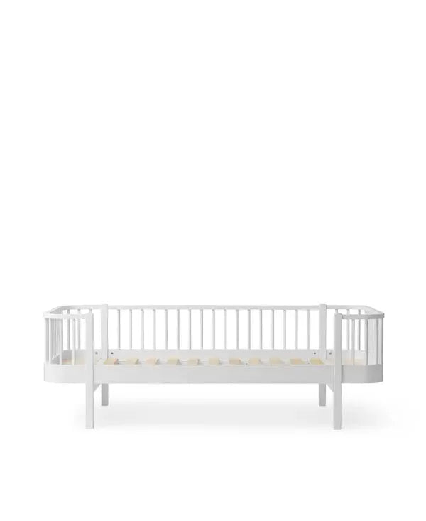 Oliver Furniture Lit banquette Wood Original bed frame in white with curved end rails and slatted sides