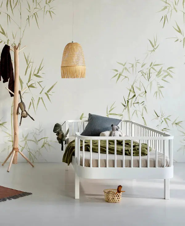 Oliver Furniture lit banquette Wood Original blanc, white curved bed frame with slatted sides in a nursery setup.